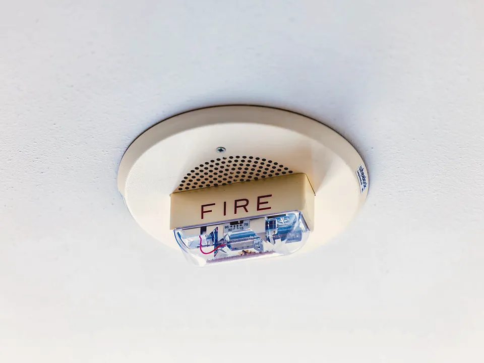 Smoke alarm mounted on a white ceiling