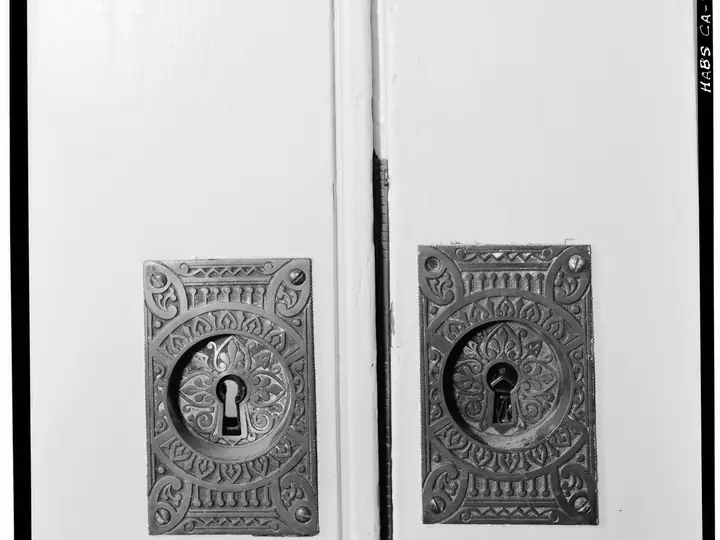 Double pocket doors with recessed pulls